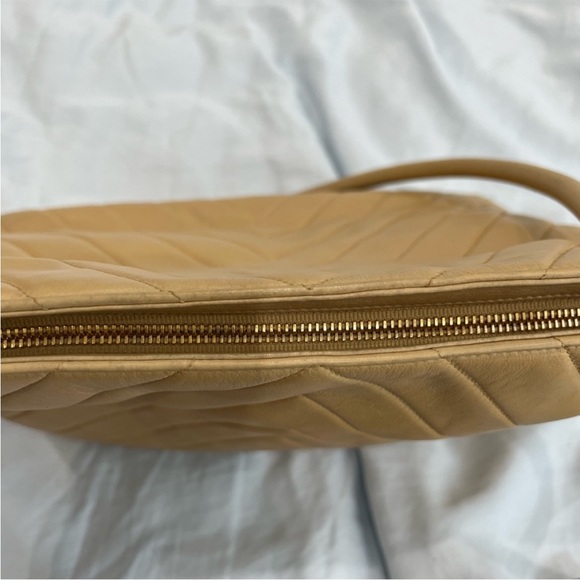 Sold Final clearance Vintage Chanel tote bag Chevron quilted - Picture 9 of 16